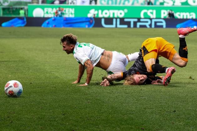 Foul von Mika Haas 22 (1. FC Kaiserslautern) an Felix Klaus 30 (Spvgg Greuther Fuerth), beide fallen, SpVgg Greuther Fuerth vs. 1. FC Kaiserslautern, DFL, 2. Bundesliga, Saison 2025 2026, Sportpark Ronhof Thomas Sommer, Hinrunde, 5. Spieltag, 14.09.2025 DFB regulations prohibit any use of photographs as image sequences and or quasi-video Fuerth Bayern Deutschland