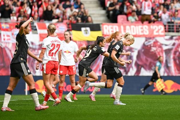 Fußball I Frauen I Saison 2025-2026 I Bundesliga I 2. Spieltag I RB Leipzig - FC Bayern München I 14.09.2025 Torjubel Momoko Tanikawa (18, FC Bayern München), Jovana Damnjanovic (9, FC Bayern München), Stine Ballisager Pedersen (3, FC Bayern München) und Pernille Harder (21, FC Bayern München) ballt die Beckerfaust (v.l.n.r.) Leipzig Red Bull Arena Sachsen Deutschland Copyright: xLobeca InesxHähnelx