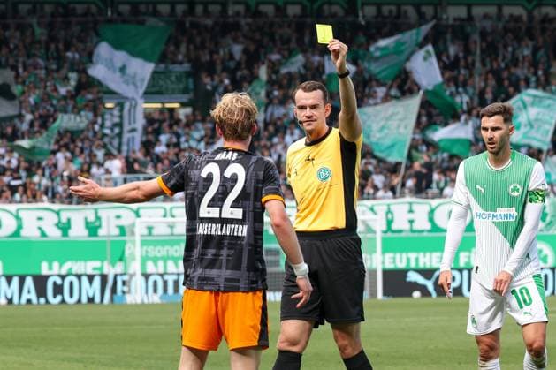 Gelbe Karte von Referee Schiedsrichter Richard Hempel an Mika Haas 22 (1. FC Kaiserslautern) nach Foulspiel, mit Branimir Hrgota 10 (Spvgg Greuther Fuerth), SpVgg Greuther Fuerth vs. 1. FC Kaiserslautern, DFL, 2. Bundesliga, Saison 2025 2026, Sportpark Ronhof Thomas Sommer, Hinrunde, 5. Spieltag, 14.09.2025 DFB regulations prohibit any use of photographs as image sequences and or quasi-video Fuerth Bayern Deutschland