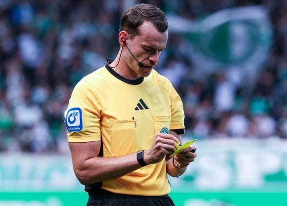 Referee Schiedsrichter Richard Hempel schreibt eine gelbe Karte wegen Foulspiel auf, SpVgg Greuther Fuerth vs. 1. FC Kaiserslautern, DFL, 2. Bundesliga, Saison 2025 2026, Sportpark Ronhof Thomas Sommer, Hinrunde, 5. Spieltag, 14.09.2025 DFB regulations prohibit any use of photographs as image sequences and or quasi-video Fuerth Bayern Deutschland