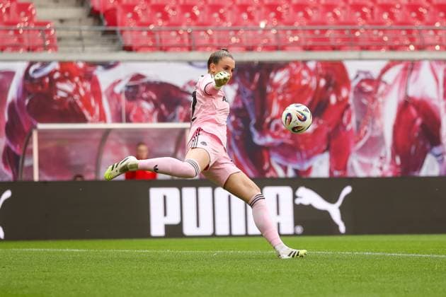 Ena Mahmutovic (FC Bayern Frauen, 32) am Ball, Abschlag, RB Leipzig Frauen vs. FC Bayern Frauen, Fussball, 1. Frauen Bundesliga, 02. Spieltag, Saison 2025 2026, 14.09.2025,¨ DFL REGULATIONS PROHIBIT ANY USE OF PHOTOGRAPHS AS IMAGE SEQUENCES AND OR QUASI-VIDEO,¨ RB Leipzig Frauen vs. FC Bayern Frauen, Fussball, 1. Frauen Bundesliga, 02. Spieltag, Saison 2025 2026, 14.09.2025, Google Pixel Frauen-Bundesliga Leipzig Copyright: xEibner-Pressefoto LauraxRoemerx EP_LRR