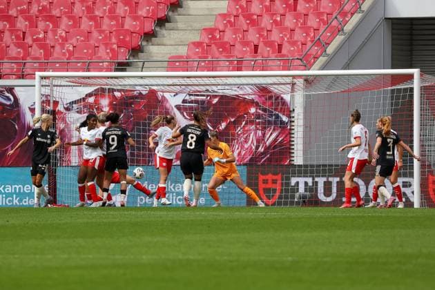 Lena Oberdorf (FC Bayern Frauen, 08) schiesst das Tor zum 0:1, RB Leipzig Frauen vs. FC Bayern Frauen, Fussball, 1. Frauen Bundesliga, 02. Spieltag, Saison 2025 2026, 14.09.2025,¨ DFL REGULATIONS PROHIBIT ANY USE OF PHOTOGRAPHS AS IMAGE SEQUENCES AND OR QUASI-VIDEO,¨ RB Leipzig Frauen vs. FC Bayern Frauen, Fussball, 1. Frauen Bundesliga, 02. Spieltag, Saison 2025 2026, 14.09.2025, Google Pixel Frauen-Bundesliga Leipzig Copyright: xEibner-Pressefoto LauraxRoemerx EP_LRR