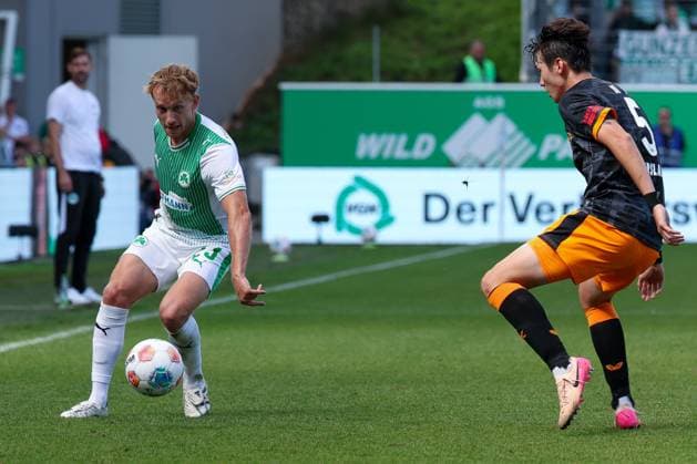 Marco John 24 (Spvgg Greuther Fuerth), links, im Duell mit Jisoo Kim 5 (1. FC Kaiserslautern), SpVgg Greuther Fuerth vs. 1. FC Kaiserslautern, DFL, 2. Bundesliga, Saison 2025 2026, Sportpark Ronhof Thomas Sommer, Hinrunde, 5. Spieltag, 14.09.2025 DFB regulations prohibit any use of photographs as image sequences and or quasi-video Fuerth Bayern Deutschland