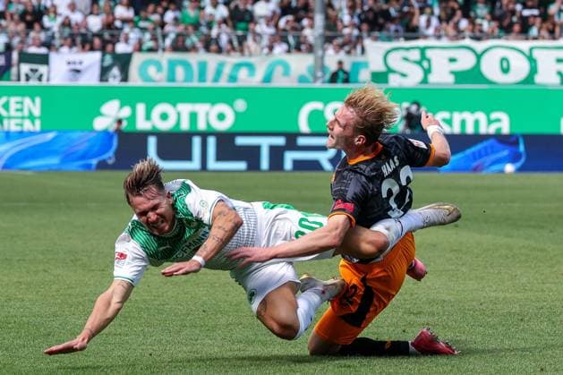 Foul von Mika Haas 22 (1. FC Kaiserslautern) an Felix Klaus 30 (Spvgg Greuther Fuerth), SpVgg Greuther Fuerth vs. 1. FC Kaiserslautern, DFL, 2. Bundesliga, Saison 2025 2026, Sportpark Ronhof Thomas Sommer, Hinrunde, 5. Spieltag, 14.09.2025 DFB regulations prohibit any use of photographs as image sequences and or quasi-video Fuerth Bayern Deutschland