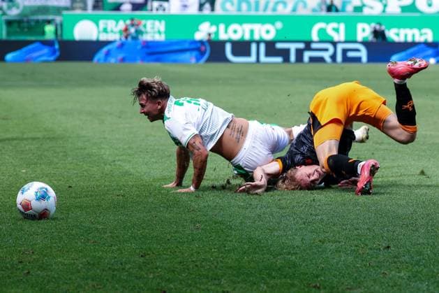 Foul von Mika Haas 22 (1. FC Kaiserslautern) an Felix Klaus 30 (Spvgg Greuther Fuerth), beide fallen, SpVgg Greuther Fuerth vs. 1. FC Kaiserslautern, DFL, 2. Bundesliga, Saison 2025 2026, Sportpark Ronhof Thomas Sommer, Hinrunde, 5. Spieltag, 14.09.2025 DFB regulations prohibit any use of photographs as image sequences and or quasi-video Fuerth Bayern Deutschland