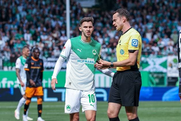 Branimir Hrgota 10 (Spvgg Greuther Fuerth) diskutiert mit Referee Schiedsrichter Richard Hempel, SpVgg Greuther Fuerth vs. 1. FC Kaiserslautern, DFL, 2. Bundesliga, Saison 2025 2026, Sportpark Ronhof Thomas Sommer, Hinrunde, 5. Spieltag, 14.09.2025 DFB regulations prohibit any use of photographs as image sequences and or quasi-video Fuerth Bayern Deutschland