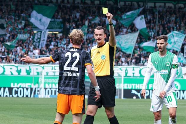 Gelbe Karte von Referee Schiedsrichter Richard Hempel an Mika Haas 22 (1. FC Kaiserslautern) nach Foulspiel, mit Branimir Hrgota 10 (Spvgg Greuther Fuerth), SpVgg Greuther Fuerth vs. 1. FC Kaiserslautern, DFL, 2. Bundesliga, Saison 2025 2026, Sportpark Ronhof Thomas Sommer, Hinrunde, 5. Spieltag, 14.09.2025 DFB regulations prohibit any use of photographs as image sequences and or quasi-video Fuerth Bayern Deutschland
