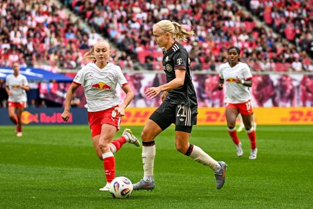 Fußball I Frauen I Saison 2025-2026 I Bundesliga I 2. Spieltag I RB Leipzig - FC Bayern München I 14.09.2025 Zweikampf Lou-Ann Joly (6, Rasenballsport Leipzig) und Pernille Harder (21, FC Bayern München) Leipzig Red Bull Arena Sachsen Deutschland Copyright: xLobeca InesxHähnelx