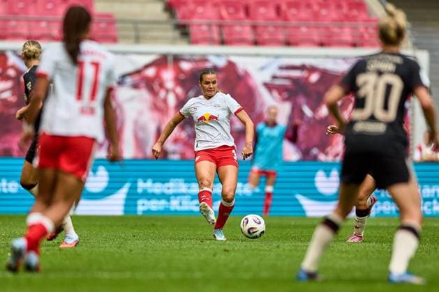 14.09.2025, GER, Frauenfußball, BL, 2025 2026, RB Leipzig - FC Bayern München Andrea Norheim (3, RB Leipzig), Freisteller, Aktion, mit Ball Leipzig Red Bull Arena Sachsen Deutschland