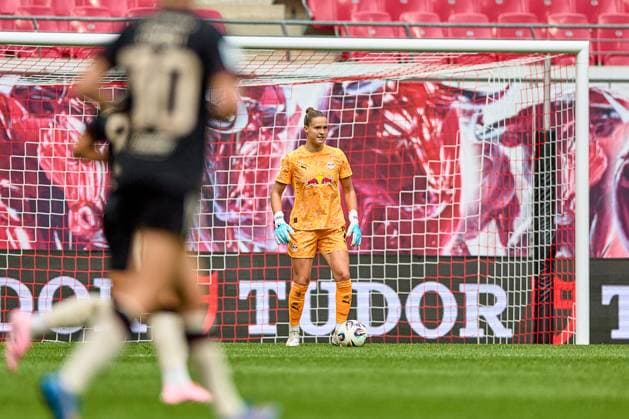 14.09.2025, GER, Frauenfußball, BL, 2025 2026, RB Leipzig - FC Bayern München Elvira Herzog (1, RB Leipzig), Freisteller, mit Ball Leipzig Red Bull Arena Sachsen Deutschland