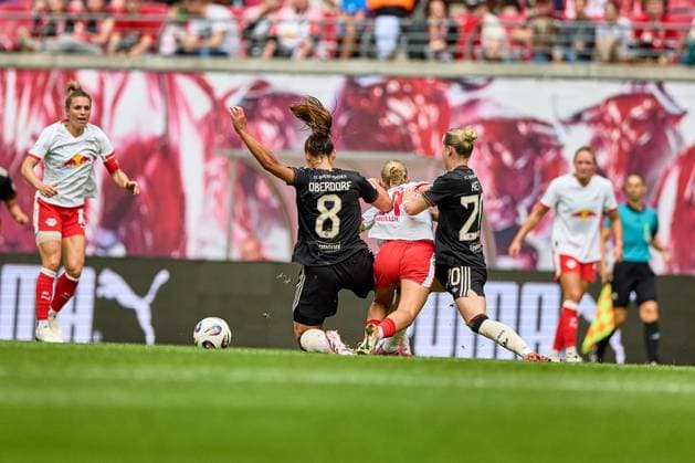 14.09.2025, GER, Frauenfußball, BL, 2025 2026, RB Leipzig - FC Bayern München v.l.n.r.: Lena Oberdorf (8, FC Bayern München), Marlene Müller (27, RB Leipzig), Franziska Klett (20, FC Bayern München), Aktion, Kampf um Ball, Rückansicht Leipzig Red Bull Arena Sachsen Deutschland