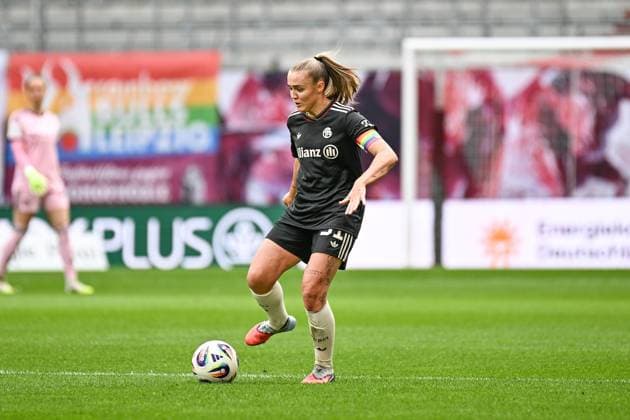 Fußball I Frauen I Saison 2025-2026 I Bundesliga I 2. Spieltag I RB Leipzig - FC Bayern München I 14.09.2025 Georgia Stanway (31, FC Bayern München) mit Ball Freisteller, Nahaufnahme, Porträt, Portrait, Einzelfoto, Einzelbild, Körper Leipzig Red Bull Arena Sachsen Deutschland Copyright: xLobeca InesxHähnelx