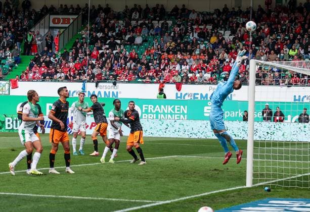 Julian Krahl 1 (1. FC Kaiserslautern) haelt einen Freistoss von Branimir Hrgota 10 (Spvgg Greuther Fuerth) (nicht im Bild), SpVgg Greuther Fuerth vs. 1. FC Kaiserslautern, DFL, 2. Bundesliga, Saison 2025 2026, Sportpark Ronhof Thomas Sommer, Hinrunde, 5. Spieltag, 14.09.2025 DFB regulations prohibit any use of photographs as image sequences and or quasi-video Fuerth Bayern Deutschland