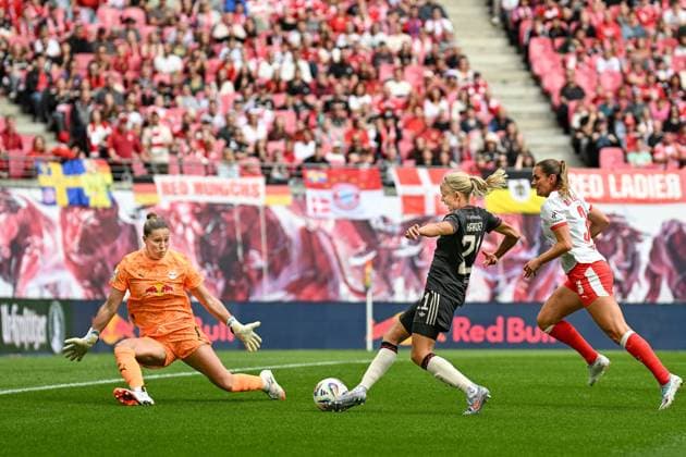 Fußball I Frauen I Saison 2025-2026 I Bundesliga I 2. Spieltag I RB Leipzig - FC Bayern München I 14.09.2025 Spielszene Elvia Johanna Herzog (1, Rasenballsport Leipzig) geht in den Spagat um den Torschuss von Pernille Harder (21, FC Bayern München) zu verhindern, rechts läuft Andrea Norheim (3, Rasenballsport Leipzig) mit Leipzig Red Bull Arena Sachsen Deutschland Copyright: xLobeca InesxHähnelx