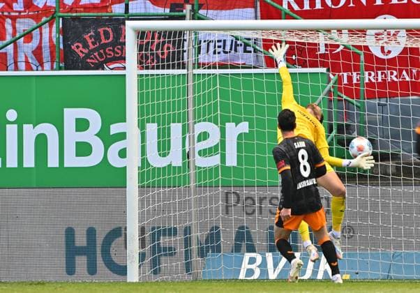 14.09.2025 - Fussball - Saison 2025 2026 - 2. Fussball - Bundesliga - 05. Spieltag: SpVgg Greuther Fürth ( Kleeblatt ) - 1. FC Kaiserslauten FCK ( Rote Teufel ) - Sportfoto Zink MeZi - xmexzix - DFL regulations prohibit any use of photographs as image sequences and or quasi-video - only for editorial use - Pelle Boevink (26, SpVgg Greuther Fürth ) kassiert Gegentor Tor zum zum 0:2