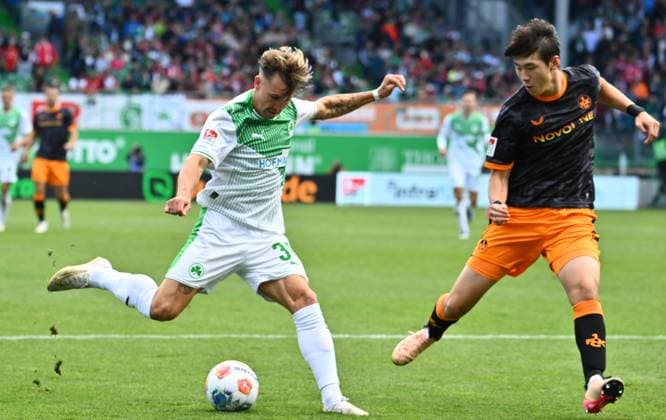 14.09.2025 - Fussball - Saison 2025 2026 - 2. Fussball - Bundesliga - 05. Spieltag: SpVgg Greuther Fürth ( Kleeblatt ) - 1. FC Kaiserslauten FCK ( Rote Teufel ) - Sportfoto Zink - xwoxzix - DFL regulations prohibit any use of photographs as image sequences and or quasi-video - only for editorial use - Felix Klaus (30, SpVgg Greuther Fürth ) Ji-soo kim (5, 1. FC Kaiserslautern FCK )