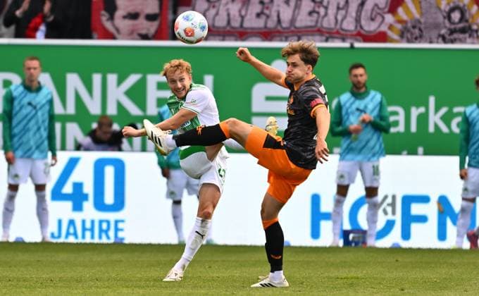 14.09.2025 - Fussball - Saison 2025 2026 - 2. Fussball - Bundesliga - 05. Spieltag: SpVgg Greuther Fürth ( Kleeblatt ) - 1. FC Kaiserslauten FCK ( Rote Teufel ) - Sportfoto Zink - xwoxzix - DFL regulations prohibit any use of photographs as image sequences and or quasi-video - only for editorial use - Jannik Dehm ( 23, SpVgg Greuther Fürth ) Florian Kleinhansl (3, 1. FC Kaiserslautern FCK )