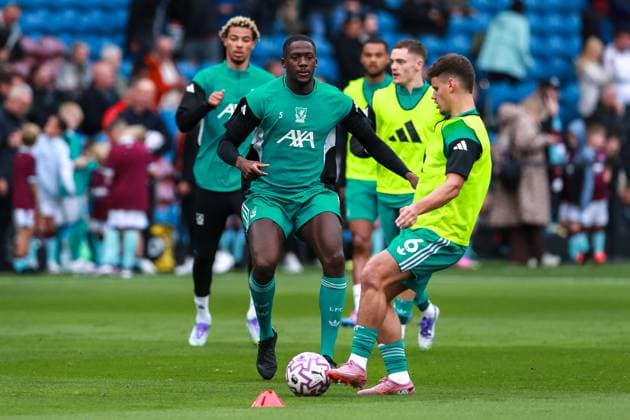 Burnley FC v Liverpool FC, English Premier League Ibrahima Konate and Milos Kerkez of Liverpool warm up before the Burnley FC v Liverpool FC English Premier League match at Turf Moor, Burnley, England, United Kingdom on 14 September 2025 Credit: Ryan Crockett Every Second Media Editorial use only. All images are copyright Every Second Media Limited. No images may be reproduced without prior permission. All rights reserved. Premier League and Football League images are subject to licensing agreements with Football DataCo Limited. see https: www.football-dataco.com Copyright: xIMAGO EveryxSecondxMediax ESM-1581-0048 RyanxCrockettx xEveryxSecondxMediax