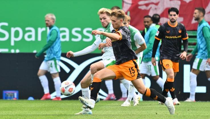 14.09.2025 - Fussball - Saison 2025 2026 - 2. Fussball - Bundesliga - 05. Spieltag: SpVgg Greuther Fürth ( Kleeblatt ) - 1. FC Kaiserslauten FCK ( Rote Teufel ) - Sportfoto Zink - xwoxzix - DFL regulations prohibit any use of photographs as image sequences and or quasi-video - only for editorial use - Naatan Skyttä (15, 1. FC Kaiserslautern FCK ) vor Marco John (24, SpVgg Greuther Fürth )