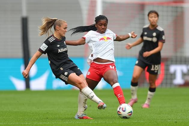 RB Leipzig - Bayern Muenchen 1. Bundesliga Frauen Leipzig, Red Bull Arena, 14.09.2025, Fußball, Frauen, Saison 2025 2026, Frauen-Bundesliga, 2. Spieltag , RB Leipzig - FC Bayern München , Im Bild v.l.: Georgia Stanway (31, Bayern) und Delice Boboy (17, Leipzig) ,