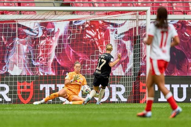 14.09.2025, GER, Frauenfußball, BL, 2025 2026, RB Leipzig - FC Bayern München Elvira Herzog (1, RB Leipzig), hält Ball aus kurzer Distanz Leipzig Red Bull Arena Sachsen Deutschland