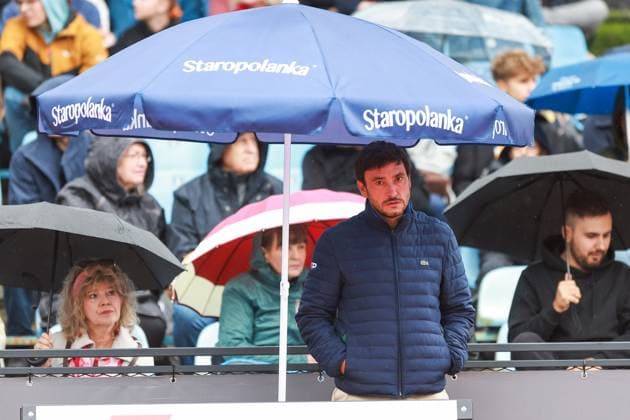 SZCZECIN, 14.09.2025 FINAL TURNIEJU TENISA ZIEMNEGO ATP, Tennis Herren CHALLENGER - FINAL ATP CHALLENGER INVEST IN SZCZECIN OPEN 2025 NZ SEDZIA RUTH CONCAS CHOWA SIE POD PARASOLEM UMPIRE RUTH CONCAS HIDES UNDER THE UMBRELLA FOT. KRZYSZTOF CICHOMSKI NEWSPIX.PL --- newspix.pl 