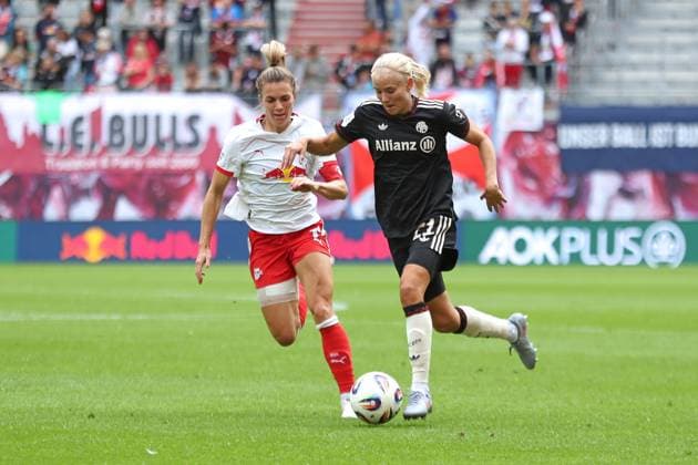 1. Bundesliga Frauen: RB Leipzig vs. FC Bayern München, 14.09.25 Pernille Harder (21, Bayern München) vor Sandra Starke (13, RB Leipzig) am Ball. Fußball, Google Pixel Frauen-Bundesliga, Saison 2025 2026, 2. Spieltag: RB Leipzig vs. FC Bayern München am 14.09.25, Red Bull Arena, Leipzig. DFB REGULATIONS PROHIBIT ANY USE OF PHOTOGRAPHS AS IMAGE SEQUENCES AND OR QUASI-VIDEO. Copyright: xBEAUTIFULxSPORTS JanxKaeferx