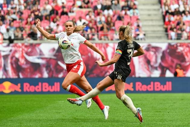 Fußball I Frauen I Saison 2025-2026 I Bundesliga I 2. Spieltag I RB Leipzig - FC Bayern München I 14.09.2025 Andrea Norheim (3, Rasenballsport Leipzig) wehrt einen Torschuss von Georgia Stanway (31, FC Bayern München) mit dem Oberkörper ab Leipzig Red Bull Arena Sachsen Deutschland Copyright: xLobeca InesxHähnelx