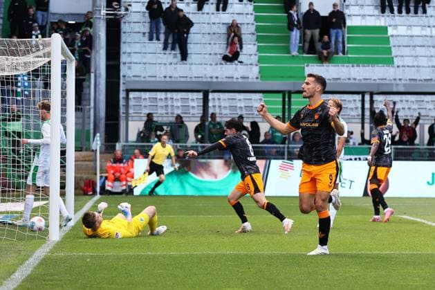 14.09.2025, xmohx, Fussball 2.Bundesliga, SpVgg Greuther Fuerth - 1.FC Kaiserslautern v.l. Torjubel nach dem Tor zum celebrating the goal celebrate 0:2 durch Ivan Prtajin (1. FC Kaiserslautern) (DFL DFB REGULATIONS PROHIBIT ANY USE OF PHOTOGRAPHS as IMAGE SEQUENCES and or QUASI-VIDEO) Fuerth