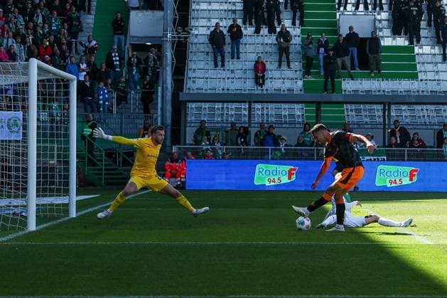 Ivan Prtajin 9 (1. FC Kaiserslautern) mit seinem Tor zum 0.3, keine Chance fuer Pelle Boevink 26 (Spvgg Greuther Fuerth), SpVgg Greuther Fuerth vs. 1. FC Kaiserslautern, DFL, 2. Bundesliga, Saison 2025 2026, Sportpark Ronhof Thomas Sommer, Hinrunde, 5. Spieltag, 14.09.2025 DFB regulations prohibit any use of photographs as image sequences and or quasi-video Fuerth Bayern Deutschland