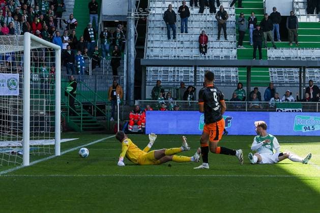 Ivan Prtajin 9 (1. FC Kaiserslautern) mit seinem Tor zum 0.3, keine Chance fuer Pelle Boevink 26 (Spvgg Greuther Fuerth), SpVgg Greuther Fuerth vs. 1. FC Kaiserslautern, DFL, 2. Bundesliga, Saison 2025 2026, Sportpark Ronhof Thomas Sommer, Hinrunde, 5. Spieltag, 14.09.2025 DFB regulations prohibit any use of photographs as image sequences and or quasi-video Fuerth Bayern Deutschland