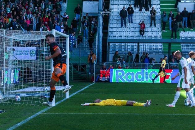 Ivan Prtajin 9 (1. FC Kaiserslautern) bejubelt seinen zweiten Treffer, zum 0:3, Pelle Boevink 26 (Spvgg Greuther Fuerth) enttaeuscht am Boden, SpVgg Greuther Fuerth vs. 1. FC Kaiserslautern, DFL, 2. Bundesliga, Saison 2025 2026, Sportpark Ronhof Thomas Sommer, Hinrunde, 5. Spieltag, 14.09.2025 DFB regulations prohibit any use of photographs as image sequences and or quasi-video Fuerth Bayern Deutschland