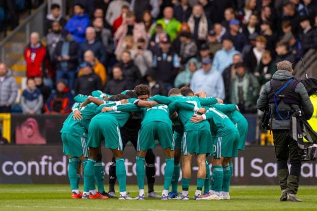 BURNLEY, ENGLAND - Sunday, September 14, 2025: Liverpool players form a pre-match huddle before the FA Premier League match between Burnley FC and Liverpool FC at Turf Moor. (Photo by David Rawcliffe Propaganda)  Copyright: xDavidxRawcliffex P2025-09-14-Burnley_Liverpool-42