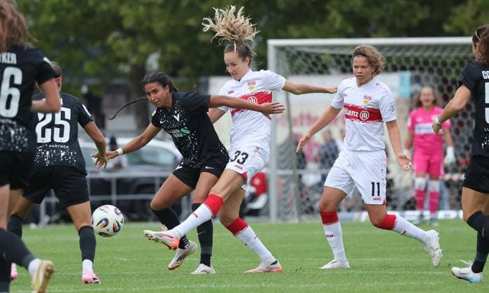 Stuttgart , Fußball 2. Bundesliga , VfB Stuttgart Frauen vs. Viktoria Berlin , von links: Maya Hahn ( Berlin ) Fabienne Dongus ( VfB ) Rosa Rückert ( VfB )