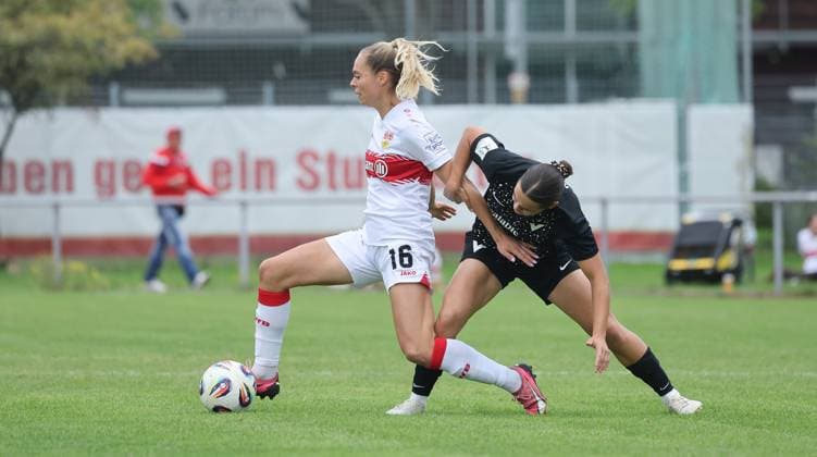 Stuttgart , Fußball 2. Bundesliga , VfB Stuttgart Frauen vs. Viktoria Berlin , von links: Janina Hechler ( vfB ) Leyila Aydin ( Berlin )