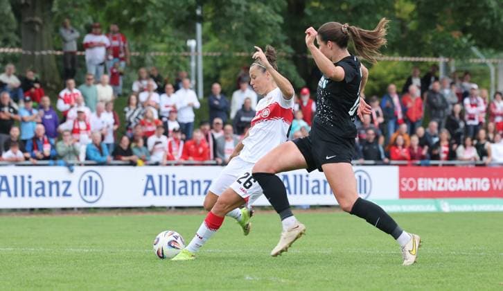 Stuttgart , Fußball 2. Bundesliga , VfB Stuttgart Frauen vs. Viktoria Berlin , Tor zum 1 : 0 , links : Torschützin Nicole Billa ( VfB)