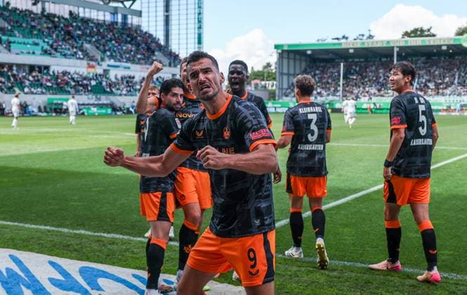 Jubel von Ivan Prtajin 9 (1. FC Kaiserslautern) nach seinem Tor zum 0:2, Jubel bei den Fans, Emotion, Torjubel der Mannschaft (1. FC Kaiserslautern), SpVgg Greuther Fuerth vs. 1. FC Kaiserslautern, DFL, 2. Bundesliga, Saison 2025 2026, Sportpark Ronhof Thomas Sommer, Hinrunde, 5. Spieltag, 14.09.2025 DFB regulations prohibit any use of photographs as image sequences and or quasi-video Fuerth Bayern Deutschland