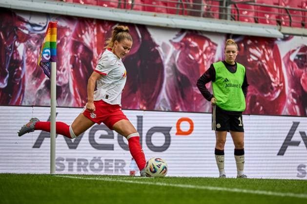 14.09.2025, GER, Frauenfußball, BL, 2025 2026, RB Leipzig - FC Bayern München Annabel Schasching (16, RB Leipzig), Aktion, mit Ball, Eckstoß Leipzig Red Bull Arena Sachsen Deutschland