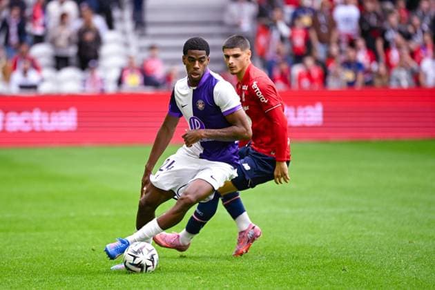 FOOTBALL : Lille vs Toulouse - Ligue 1 - 14 09 2025 Dayann Methalie ( 24 - Toulouse ) and Matias Fernandez Pardo ( 7 - Lille ) during the Ligue 1 match between Lille OSC and Toulouse FC at Stade Pierre Mauroy on September 14 , 2025 in Lille, France. ( Photo by Federico Pestellini PsnewZ ) - LilleFrance  Copyright: xx