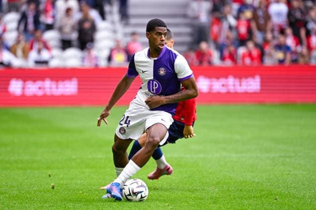 FOOTBALL : Lille vs Toulouse - Ligue 1 - 14 09 2025 Dayann Methalie ( 24 - Toulouse ) and Matias Fernandez Pardo ( 7 - Lille ) during the Ligue 1 match between Lille OSC and Toulouse FC at Stade Pierre Mauroy on September 14 , 2025 in Lille, France. ( Photo by Federico Pestellini PsnewZ ) - LilleFrance  Copyright: xx