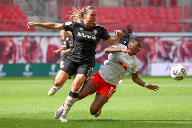Vanessa Gilles (FC Bayern Frauen, 02) und Delice Boboy (RB Leipzig Frauen, 17) Zweikampf, Duell, Kampf um den Ball, gehen zu Boden, RB Leipzig Frauen vs. FC Bayern Frauen, Fussball, 1. Frauen Bundesliga, 02. Spieltag, Saison 2025 2026, 14.09.2025,¨ DFL REGULATIONS PROHIBIT ANY USE OF PHOTOGRAPHS AS IMAGE SEQUENCES AND OR QUASI-VIDEO,¨ RB Leipzig Frauen vs. FC Bayern Frauen, Fussball, 1. Frauen Bundesliga, 02. Spieltag, Saison 2025 2026, 14.09.2025, Google Pixel Frauen-Bundesliga Leipzig Copyright: xEibner-Pressefoto LauraxRoemerx EP_LRR