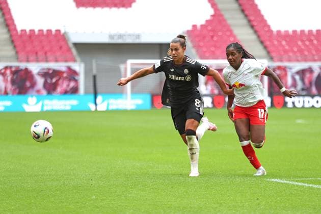1. Bundesliga Frauen: RB Leipzig vs. FC Bayern München, 14.09.25 Lena Oberdorf (8, Bayern München) gegen Delice Boboy (17, RB Leipzig). Fußball, Google Pixel Frauen-Bundesliga, Saison 2025 2026, 2. Spieltag: RB Leipzig vs. FC Bayern München am 14.09.25, Red Bull Arena, Leipzig. DFB REGULATIONS PROHIBIT ANY USE OF PHOTOGRAPHS AS IMAGE SEQUENCES AND OR QUASI-VIDEO. Copyright: xBEAUTIFULxSPORTS JanxKaeferx