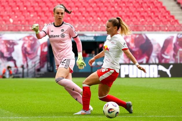 Ena Mahmutovic (FC Bayern Frauen, 32), Annabel Schasching (RB Leipzig Frauen, 16) Zweikampf, Duell, Kampf um den Ball, RB Leipzig Frauen vs. FC Bayern Frauen, Fussball, 1. Frauen Bundesliga, 02. Spieltag, Saison 2025 2026, 14.09.2025,¨ DFL REGULATIONS PROHIBIT ANY USE OF PHOTOGRAPHS AS IMAGE SEQUENCES AND OR QUASI-VIDEO,¨ RB Leipzig Frauen vs. FC Bayern Frauen, Fussball, 1. Frauen Bundesliga, 02. Spieltag, Saison 2025 2026, 14.09.2025, Google Pixel Frauen-Bundesliga Leipzig Copyright: xEibner-Pressefoto LauraxRoemerx EP_LRR