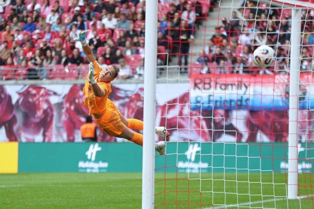 1. Bundesliga Frauen: RB Leipzig vs. FC Bayern München, 14.09.25 Torwart Elvira Herzog (1, RB Leipzig) fliegt vergeblich, der Ball schlägt zum 0:2 für Bayern München im Tor ein. Fußball, Google Pixel Frauen-Bundesliga, Saison 2025 2026, 2. Spieltag: RB Leipzig vs. FC Bayern München am 14.09.25, Red Bull Arena, Leipzig. DFB REGULATIONS PROHIBIT ANY USE OF PHOTOGRAPHS AS IMAGE SEQUENCES AND OR QUASI-VIDEO. Copyright: xBEAUTIFULxSPORTS JanxKaeferx