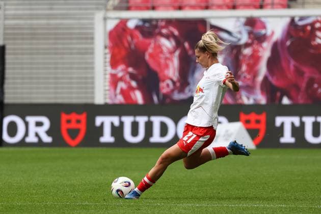 Julia Landenberger (RB Leipzig Frauen, 21) setzt zum Schuss an, Ball, RB Leipzig Frauen vs. FC Bayern Frauen, Fussball, 1. Frauen Bundesliga, 02. Spieltag, Saison 2025 2026, 14.09.2025,¨ DFL REGULATIONS PROHIBIT ANY USE OF PHOTOGRAPHS AS IMAGE SEQUENCES AND OR QUASI-VIDEO,¨ RB Leipzig Frauen vs. FC Bayern Frauen, Fussball, 1. Frauen Bundesliga, 02. Spieltag, Saison 2025 2026, 14.09.2025, Google Pixel Frauen-Bundesliga Leipzig Copyright: xEibner-Pressefoto LauraxRoemerx EP_LRR