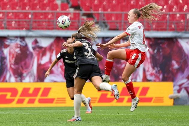 Georgia Stanway (FC Bayern Frauen, 31) geht zum Kopfball, Lou-Ann Joly (RB Leipzig Frauen, 06) springt zum Ball, RB Leipzig Frauen vs. FC Bayern Frauen, Fussball, 1. Frauen Bundesliga, 02. Spieltag, Saison 2025 2026, 14.09.2025,¨ DFL REGULATIONS PROHIBIT ANY USE OF PHOTOGRAPHS AS IMAGE SEQUENCES AND OR QUASI-VIDEO,¨ RB Leipzig Frauen vs. FC Bayern Frauen, Fussball, 1. Frauen Bundesliga, 02. Spieltag, Saison 2025 2026, 14.09.2025, Google Pixel Frauen-Bundesliga Leipzig Copyright: xEibner-Pressefoto LauraxRoemerx EP_LRR