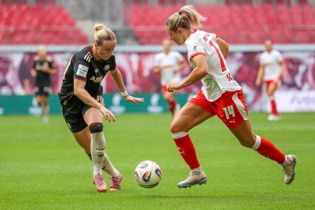 Franziska Kett (FC Bayern Frauen, 20), Marleen Schimmer (RB Leipzig Frauen, 14) Zweikampf, Duell, Kampf um den Ball, RB Leipzig Frauen vs. FC Bayern Frauen, Fussball, 1. Frauen Bundesliga, 02. Spieltag, Saison 2025 2026, 14.09.2025,¨ DFL REGULATIONS PROHIBIT ANY USE OF PHOTOGRAPHS AS IMAGE SEQUENCES AND OR QUASI-VIDEO,¨ RB Leipzig Frauen vs. FC Bayern Frauen, Fussball, 1. Frauen Bundesliga, 02. Spieltag, Saison 2025 2026, 14.09.2025, Google Pixel Frauen-Bundesliga Leipzig Copyright: xEibner-Pressefoto LauraxRoemerx EP_LRR