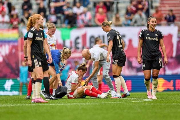 14.09.2025, GER, Frauenfußball, BL, 2025 2026, RB Leipzig - FC Bayern München Sandra Starke (13, RB Leipzig), Behandlung, Verletzung nach Zweikampf Leipzig Red Bull Arena Sachsen Deutschland