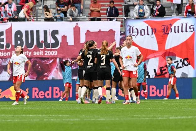 RECORD DATE NOT STATED Marlene Müller (27; RB Leipzig Frauen) und Lou-Ann Joly (6; RB Leipzig Frauen) von RB Leipzig feiern mit Carolin Simon (30; FC Bayern Frauen 1) von FC Bayern GPFPL RB Leipzig gegen FC Bayern 14.09.2025 Copyright: xJoshuaxHildebrandtx