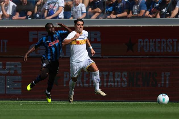 Bergamo, Italy, 14th September 2025. Riccardo Sottil of US Lecce is pursued by Kamaldeen Sulemana of Atalanta during the Atalanta vs Lecce Serie A match at New Balance Stadium, Bergamo. Picture credit should read: Jonathan Moscrop Sportimage EDITORIAL USE ONLY. No use with unauthorised audio, video, data, fixture lists, club league logos or live services. Online in-match use limited to 120 images, no video emulation. No use in betting, games or single club league player publications. SPI_004_JM_ATALANTA_LECCE_ SPI-4119-0004